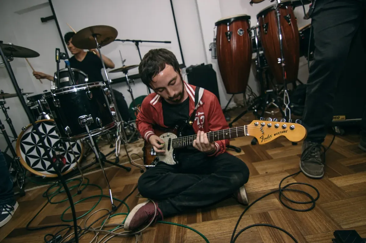 Guille Ferveg tocando guitarra en ensayo con Piroclastos